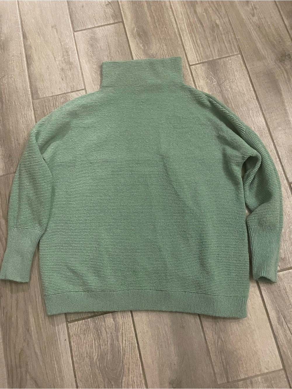 Chelsea & Theodore green textured oversized sweater Sz XS, turtleneck like new.